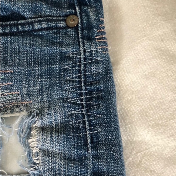 7 For All Mankind cutoffs w/thread detail. Sz.28 - Picture 4 of 8
